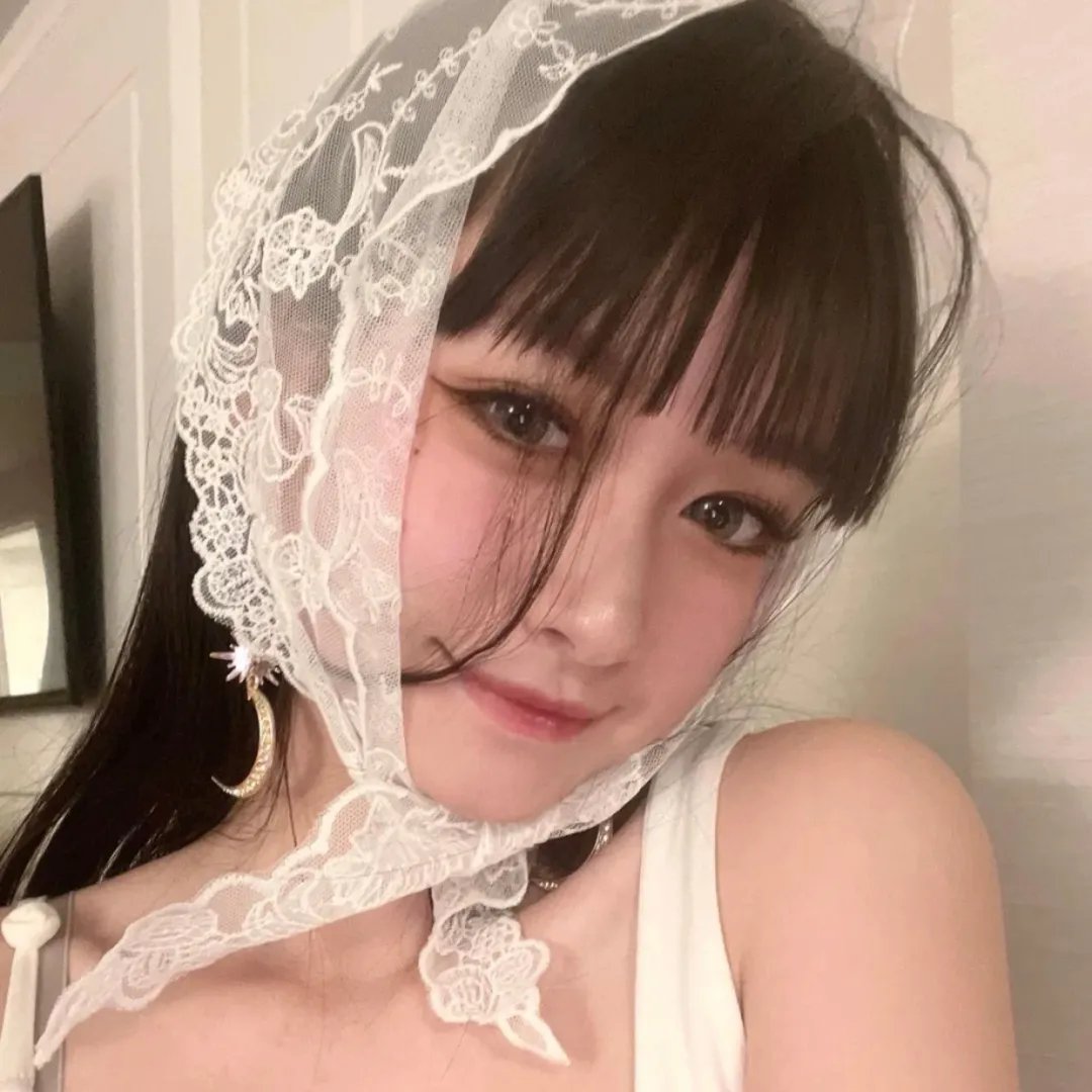戴流苏耳环的少女